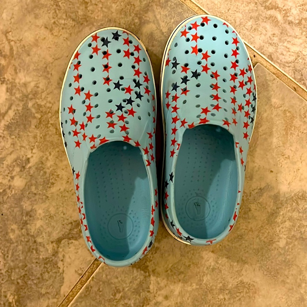 Native kids shoes - blue with red and blue stars